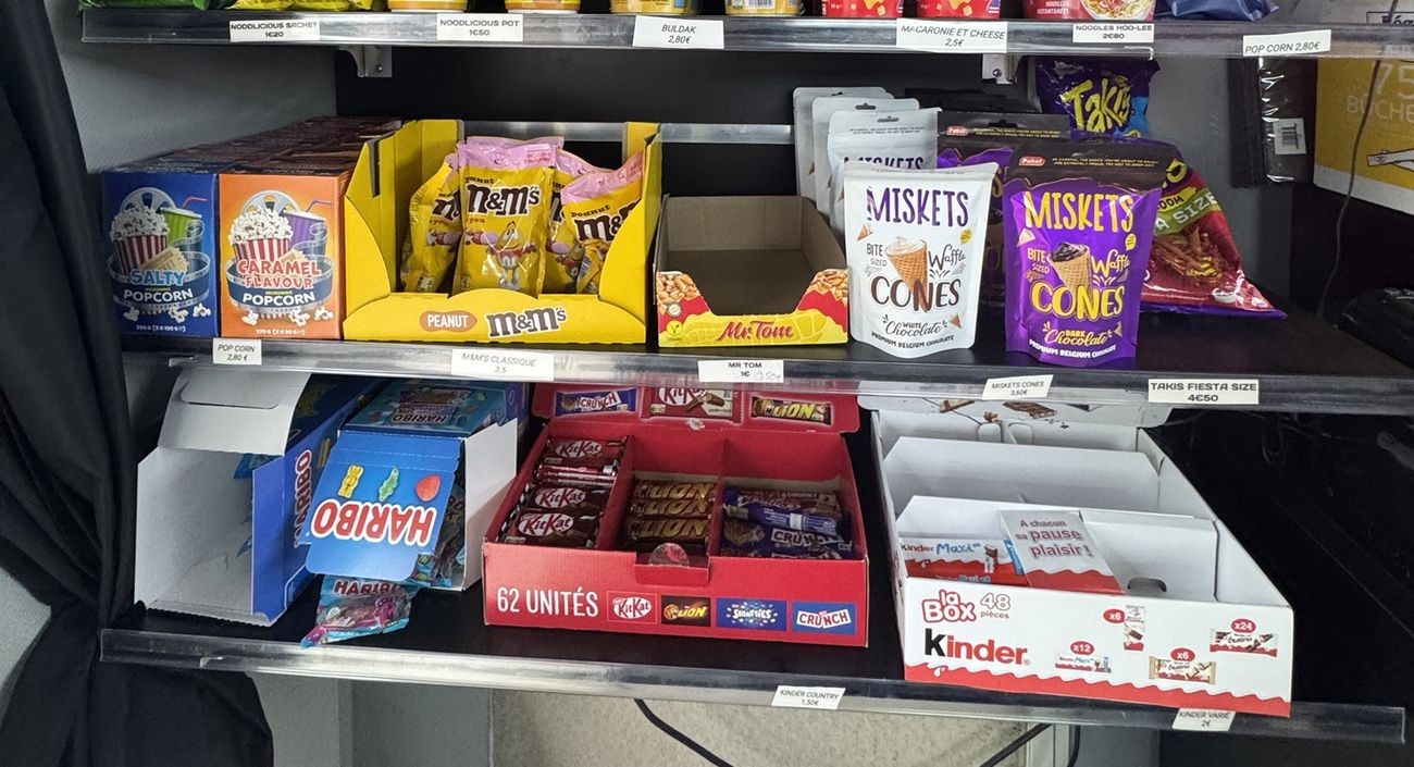 Rayon de pop-corn, M&M's, Miskets Cones, Takis, Haribo, KitKat et Kinder