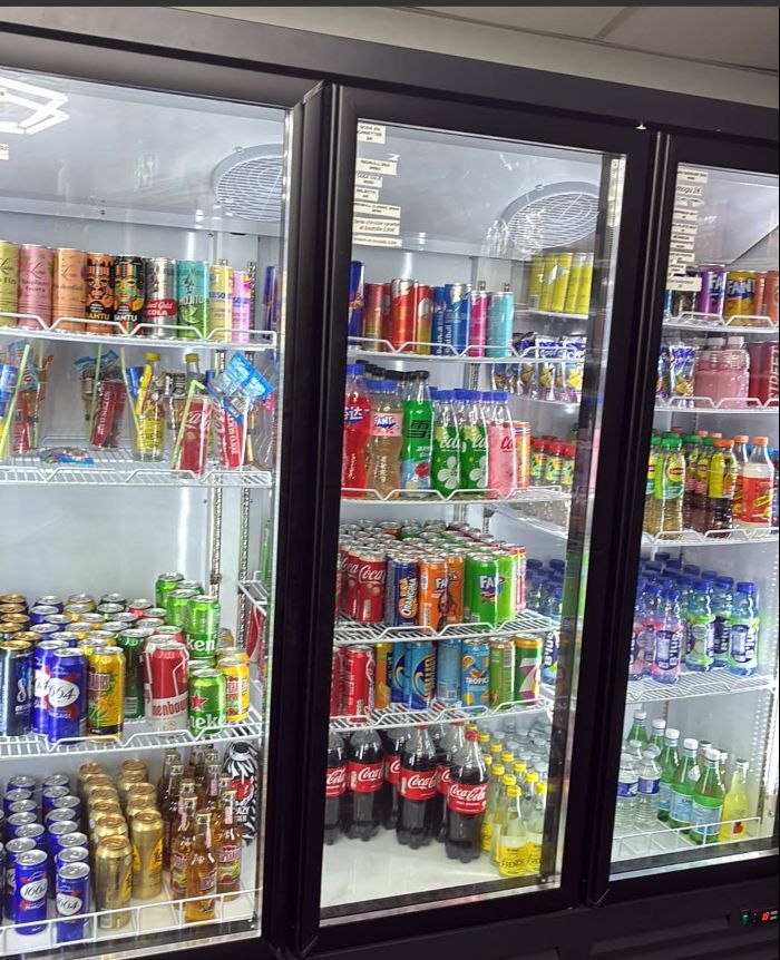 Les trois frigos remplis de canettes et de bouteilles